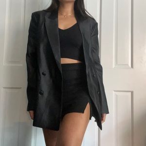 XS (also fits S) Sleek black blazer